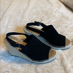 EUC Toms black sandals. So soft and comfy!